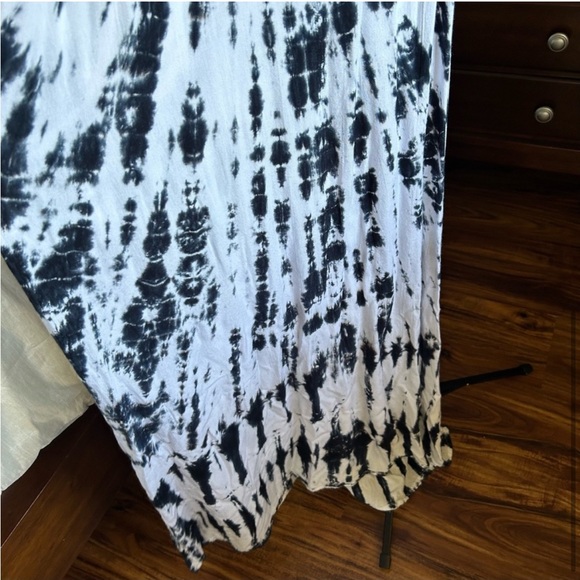 7/$20 Pineapple Isle black and white tie dye maxi dress - Picture 6 of 7